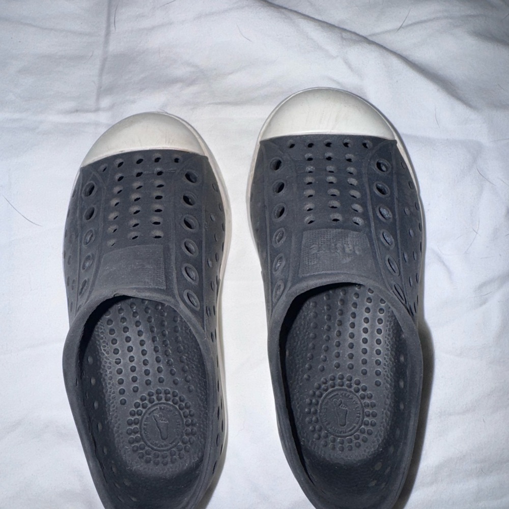 Native Jefferson toddler shoes in black- size C7 great condition